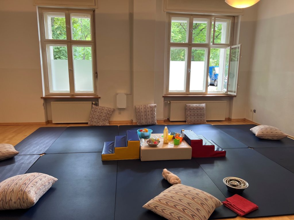 Familienzelt Kursraum mit Spielzeug